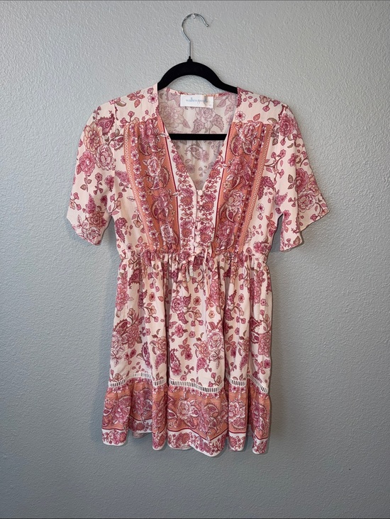 Walker & Wade Dresses & Skirts - Floral Boho V-Neck Mini Dress in Blush and Rose